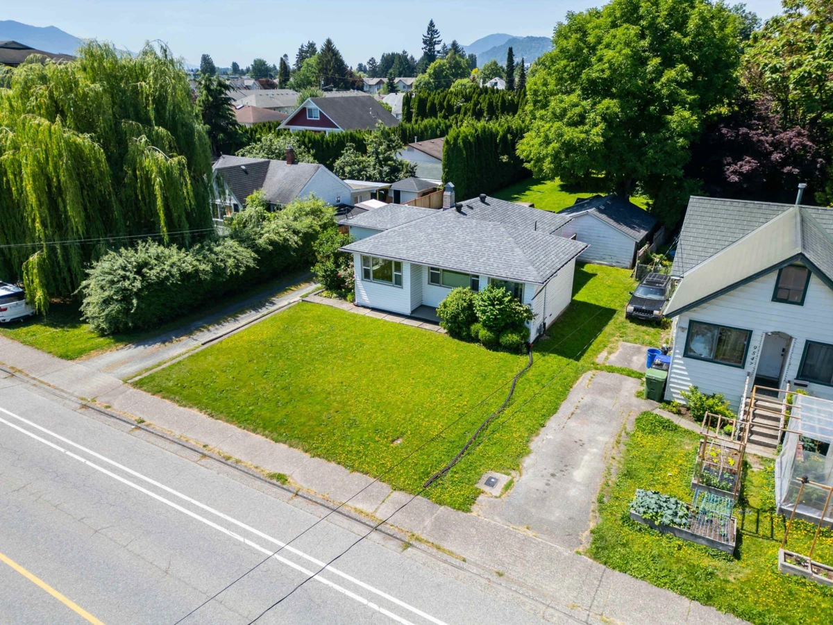 Living Room Photo of 9533 Broadway Street, Chilliwack, BC