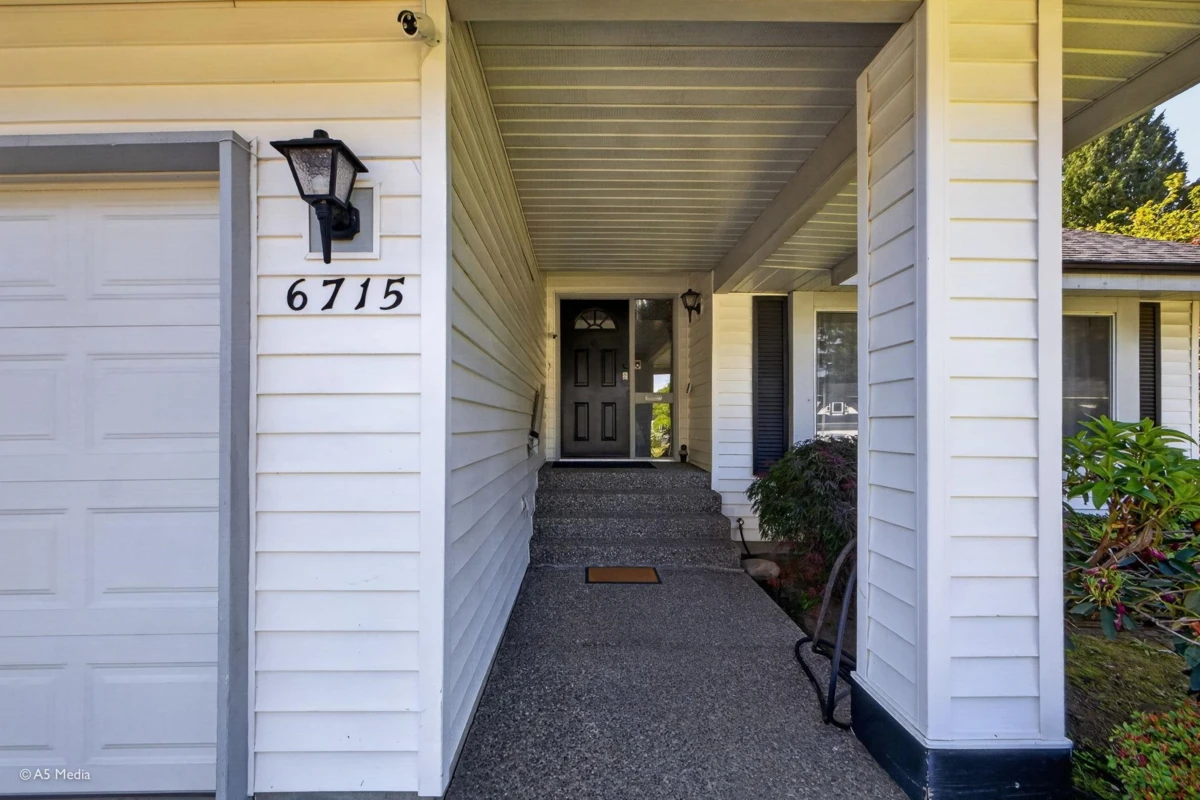 Family Room Photo of 6715 128b Street, Surrey, BC