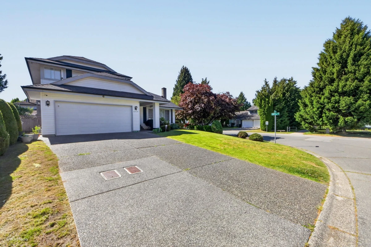 Living Room Photo of 6715 128b Street, Surrey, BC