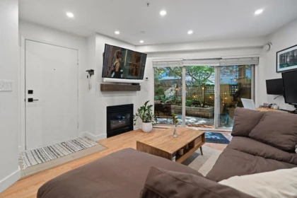 C2 332 Lonsdale Avenue, North Vancouver, BC, North Vancouver — Apartment/Condo for sale