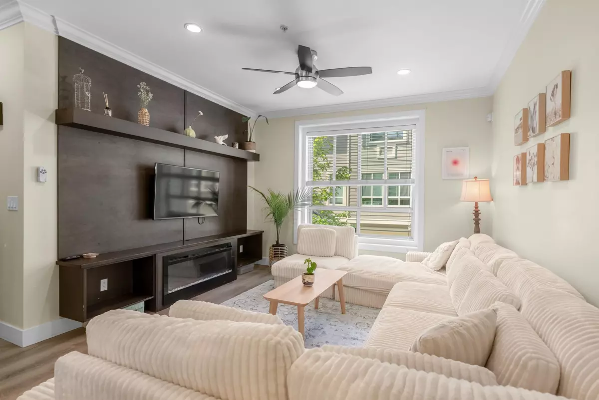Living Room Photo of 37 19913 70 Avenue, Langley, BC
