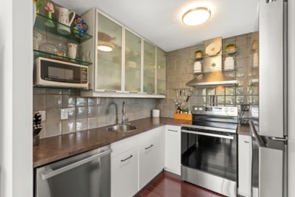 Mudroom Photo of 704 650 16th Street, West Vancouver, BC