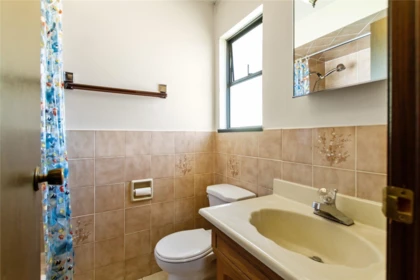 Primary Bathroom Photo of 2986 E 3rd Avenue, Vancouver, BC
