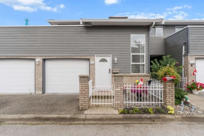 Front Yard Photo of 2 6320 48a Avenue, Delta, BC