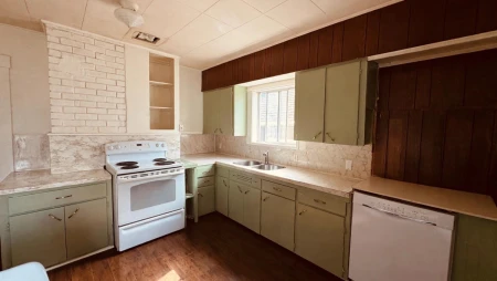 Kitchen Island Photo of 2561 Mcgill Street, Vancouver, BC
