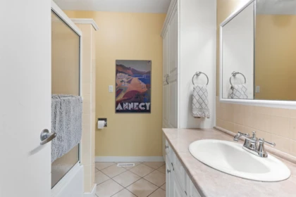 Guest Bathroom Photo of 46589 Riverside Drive, Chilliwack, BC