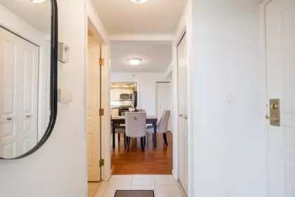 Hallway Photo of 1 2243 Bellevue Avenue, West Vancouver, BC