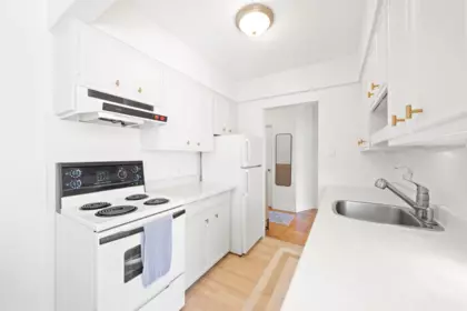 Kitchen Island Photo of 504 1750 Esquimalt Avenue, West Vancouver, BC