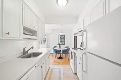 Kitchen Photo of 504 1750 Esquimalt Avenue, West Vancouver, BC