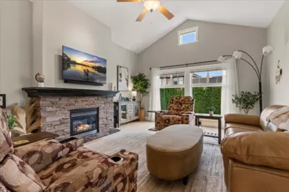 Kitchen Island Photo of 27 45752 Stevenson Road, Chilliwack, BC