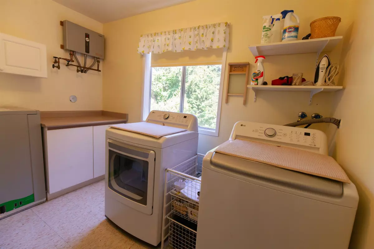 Entry Foyer Photo of 552 Club Crescent, Mayne Island, BC