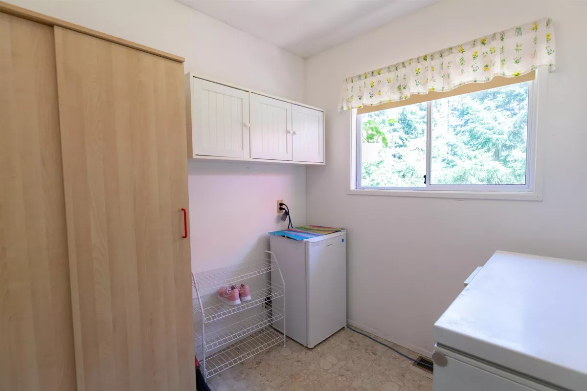 Hallway Photo of 552 Club Crescent, Mayne Island, BC