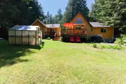Front Yard Photo of 552 Club Crescent, Mayne Island, BC