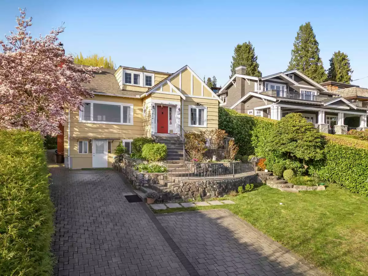 Family Room Photo of 2441 Nelson Avenue, West Vancouver, BC