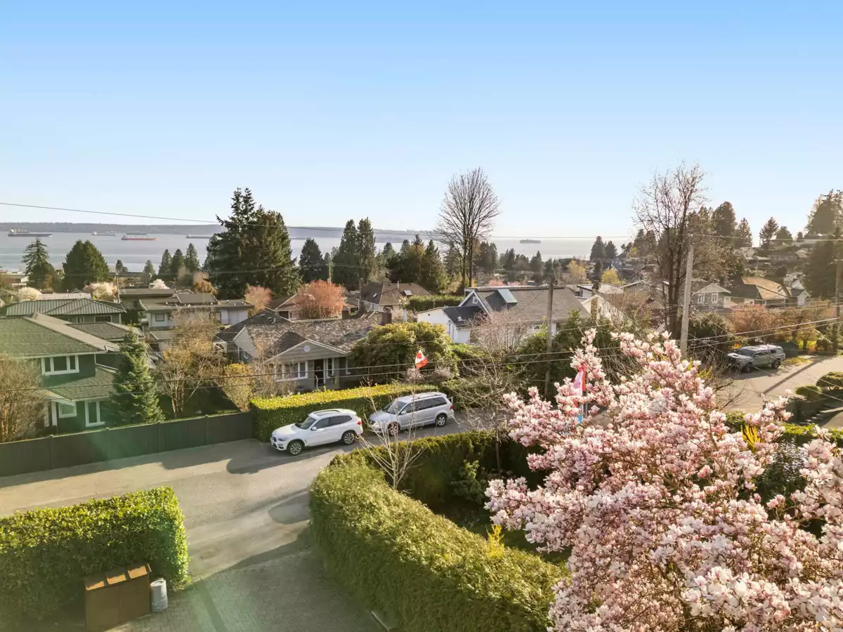 Living Room Photo of 2441 Nelson Avenue, West Vancouver, BC