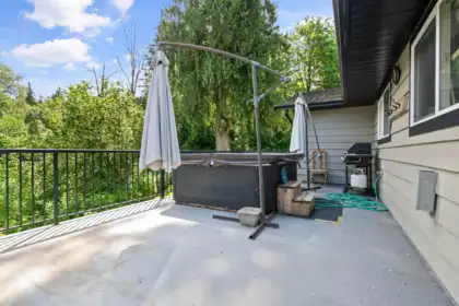 Kitchen Island Photo of 9380 Hayward Street, Mission, BC
