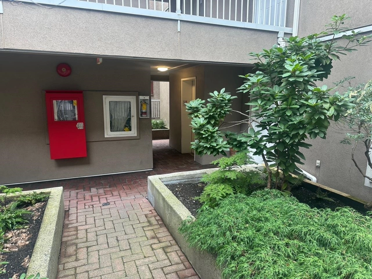 Entry Foyer Photo of 403 985 W 10th Avenue, Vancouver, BC