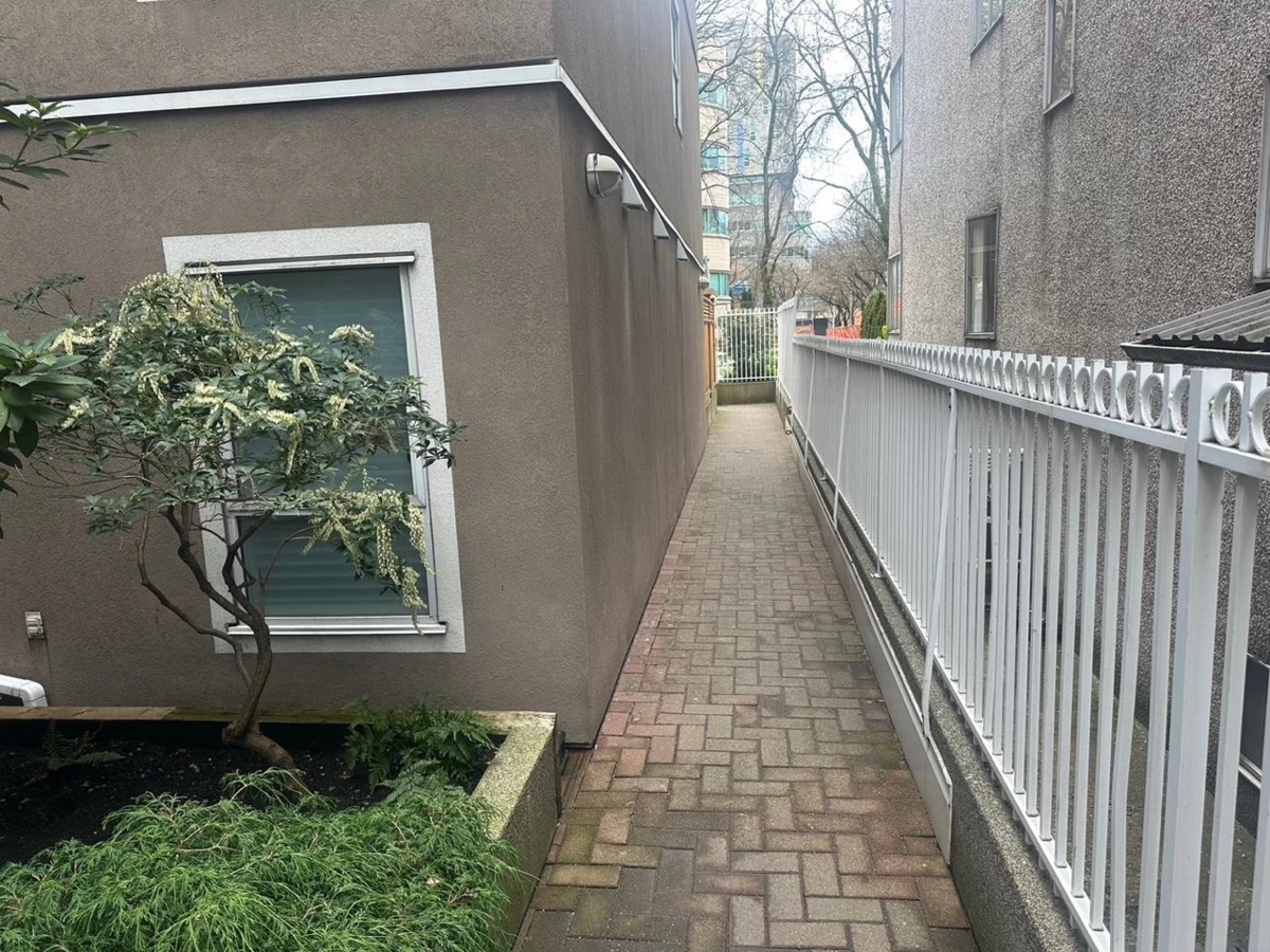 Hallway Photo of 403 985 W 10th Avenue, Vancouver, BC