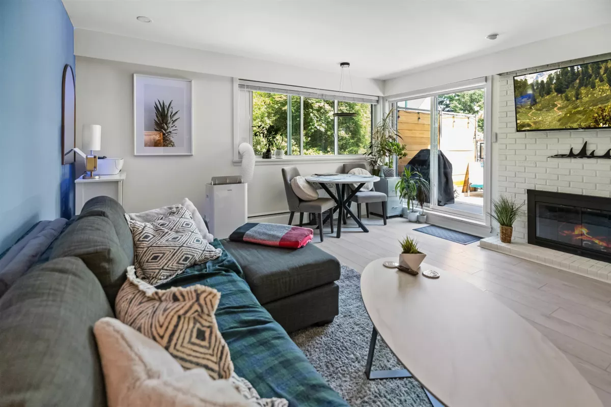 Dining Area Photo of 101 2121 W 6th Avenue, Vancouver, BC