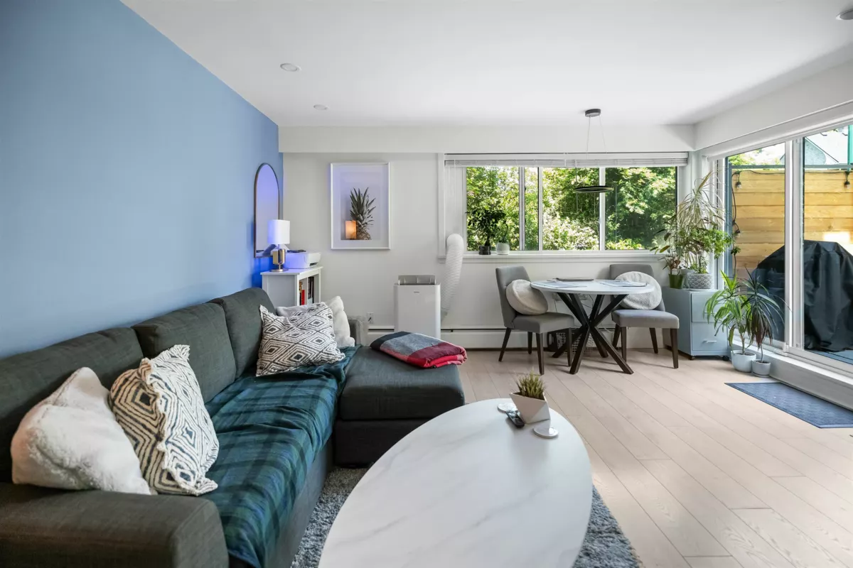 Living Room Photo of 101 2121 W 6th Avenue, Vancouver, BC