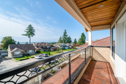 Entry Foyer Photo of 4215 Watling Street, Burnaby, BC