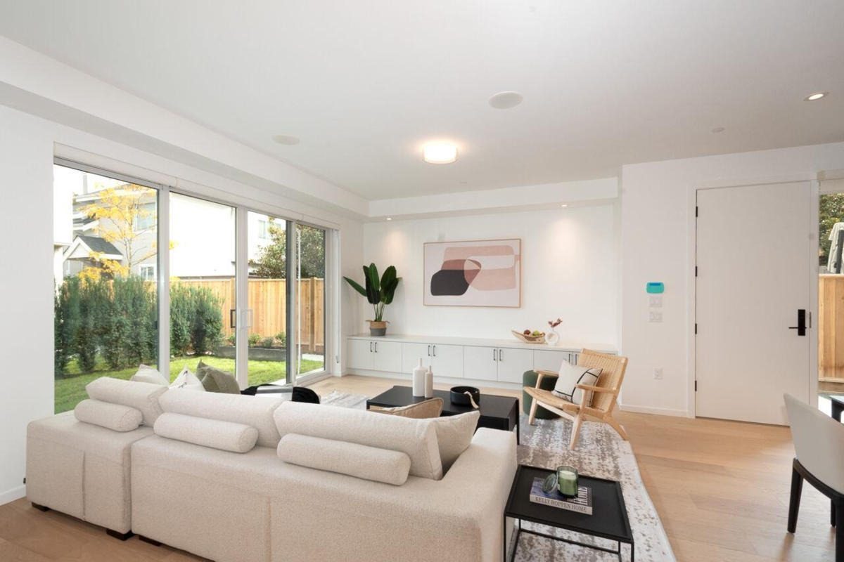 Dining Area Photo of 122 E 17th Avenue, Vancouver, BC