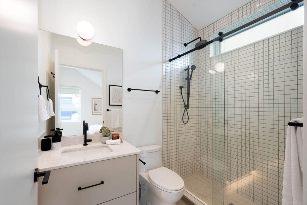 Entry Foyer Photo of 122 E 17th Avenue, Vancouver, BC