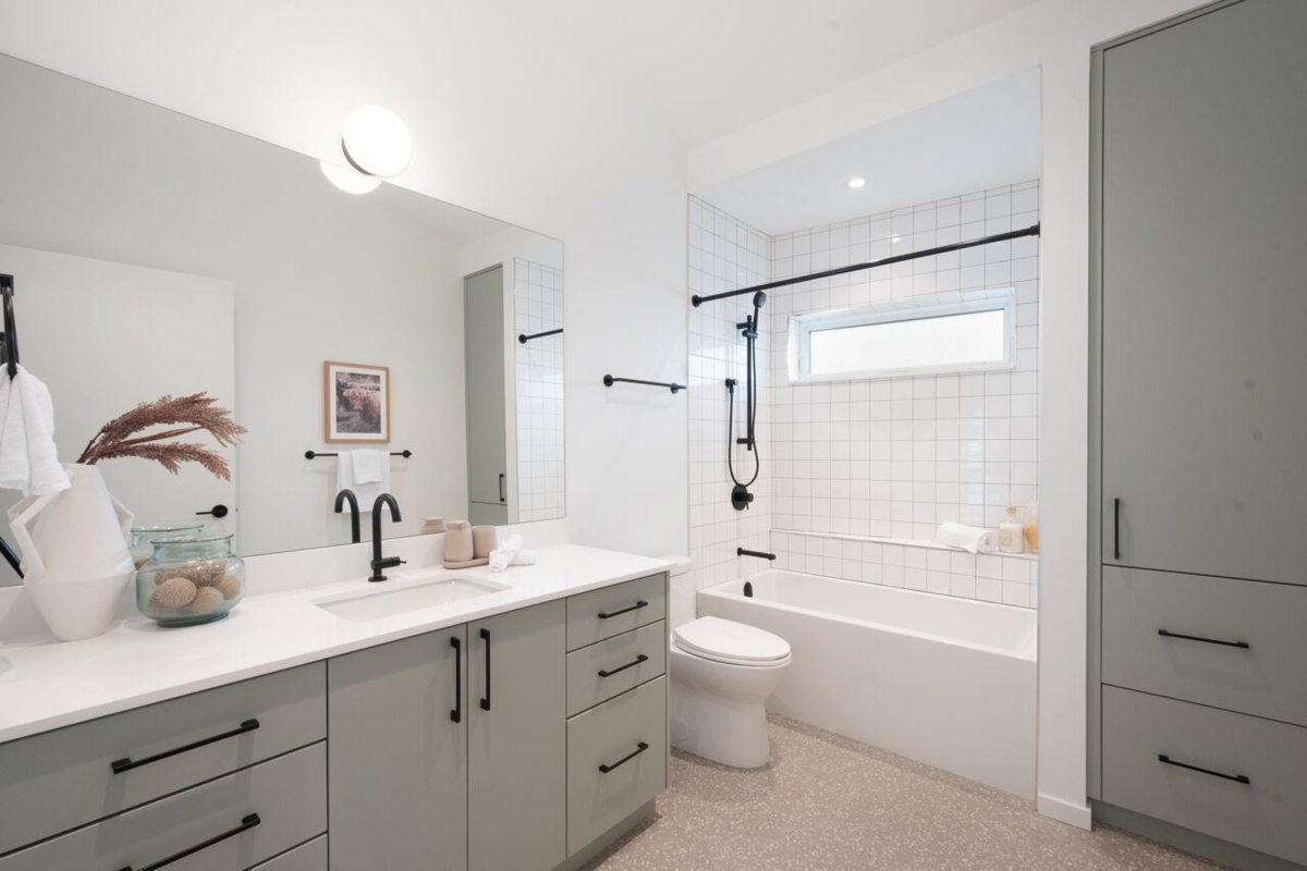 Front Yard Photo of 122 E 17th Avenue, Vancouver, BC