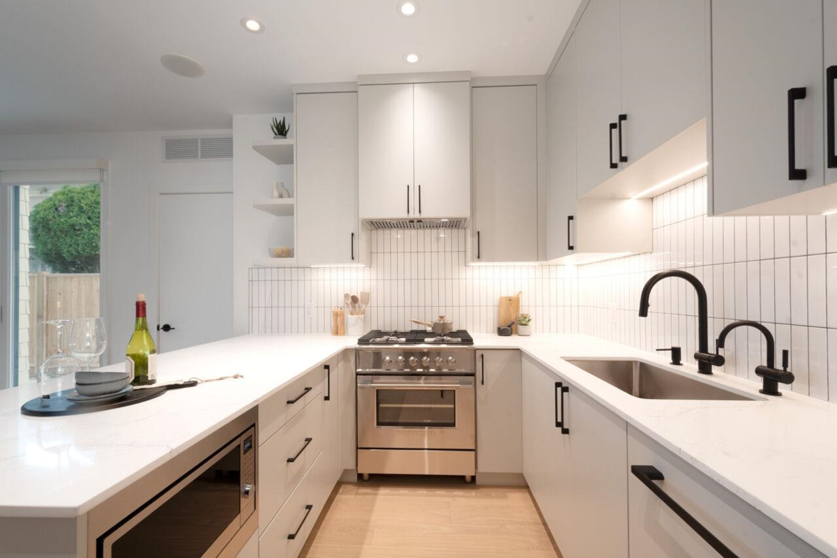 Powder Room Photo of 122 E 17th Avenue, Vancouver, BC