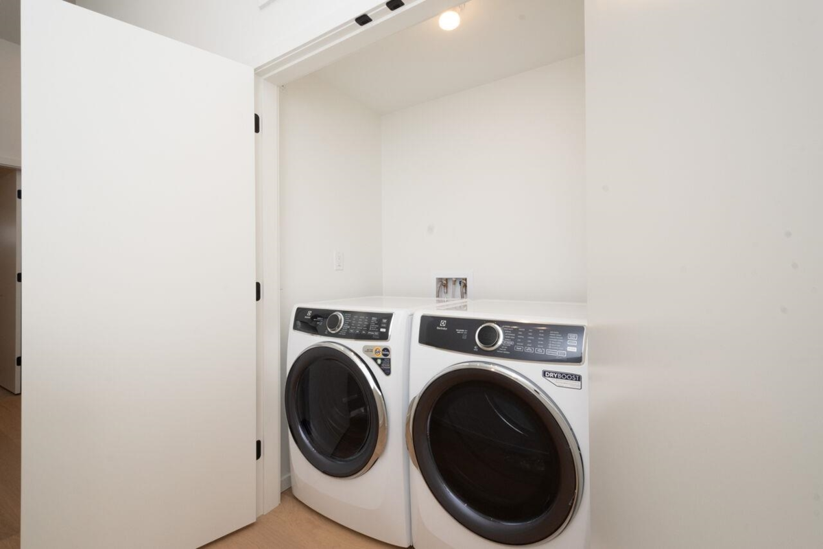 Swimming Pool Photo of 122 E 17th Avenue, Vancouver, BC