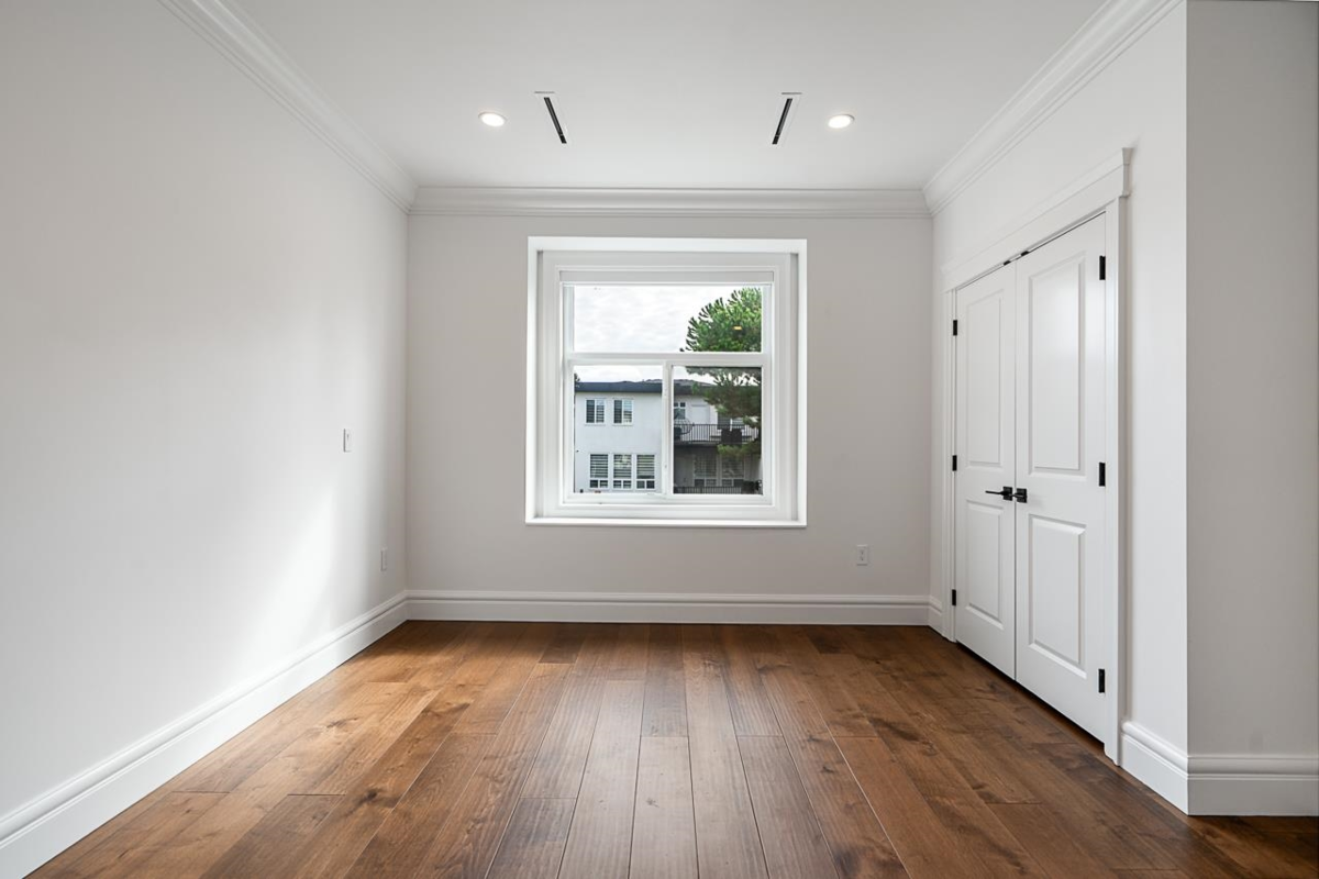 Entry Foyer Photo of 1696 166a Street, Surrey, BC