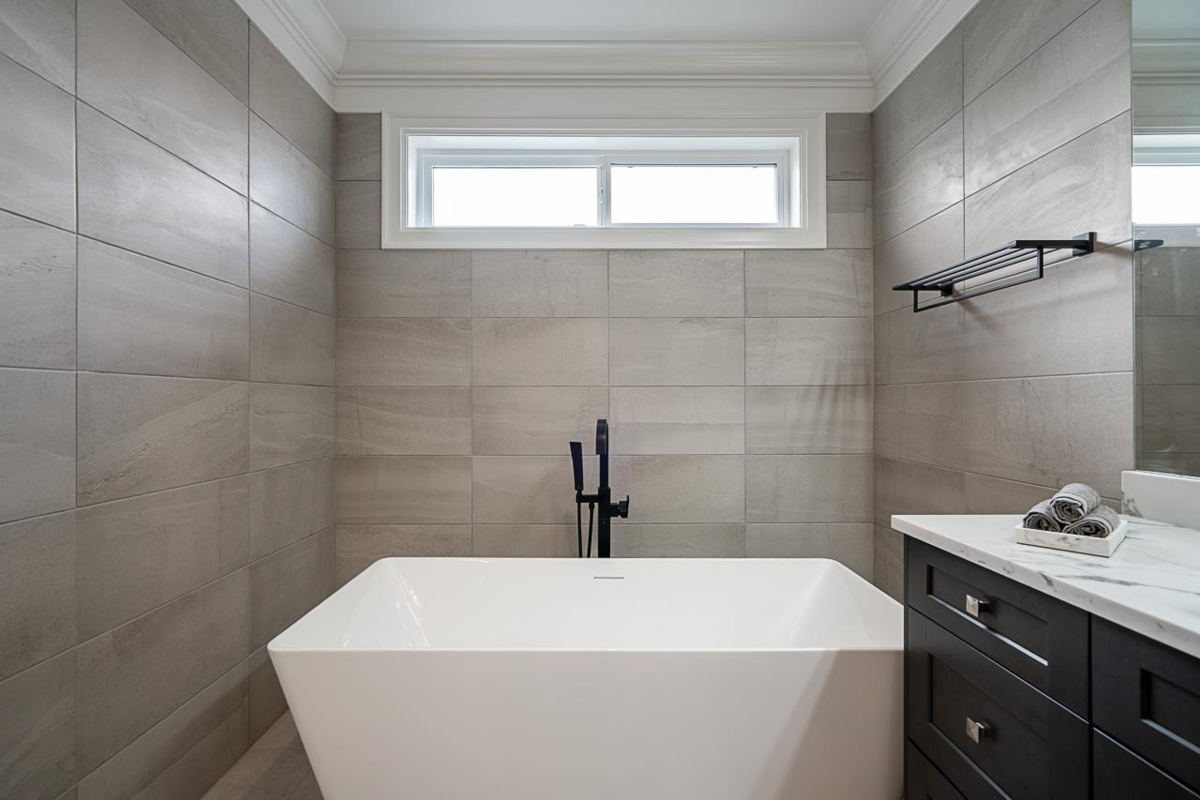 Laundry Room Photo of 1696 166a Street, Surrey, BC