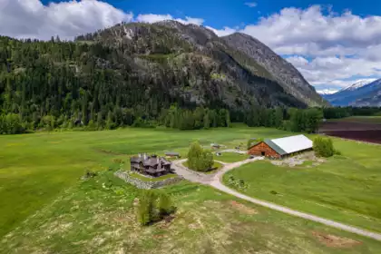 9115 Pemberton Meadows Road, Pemberton, BC, Pemberton — Single Family Residence for sale