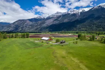 9115 Pemberton Meadows Road, Pemberton, BC, Pemberton — Single Family Residence for sale