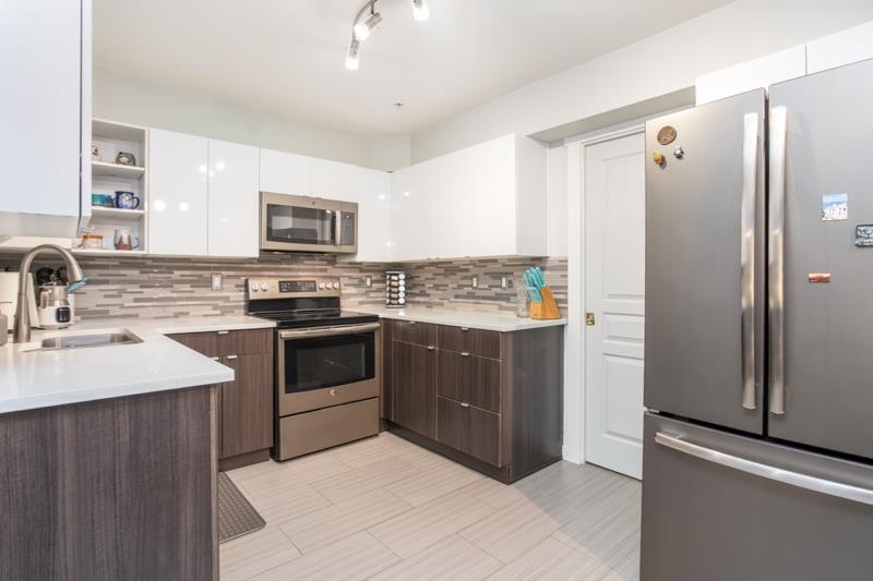 Primary Bathroom Photo of 108 7117 Antrim Avenue, Burnaby, BC