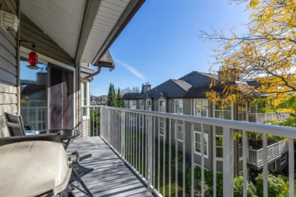 Entry Foyer Photo of 318 15110 108 Avenue, Surrey, BC
