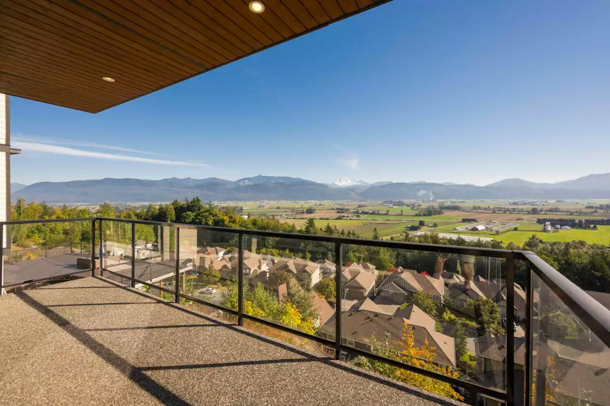Walk-In Closet Photo of 36420 Epworth Court, Abbotsford, BC