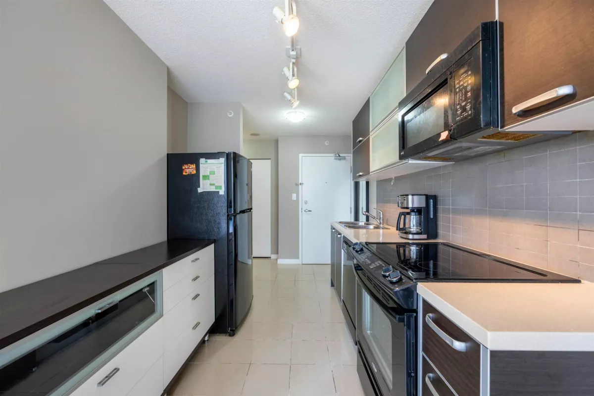 Kitchen Island Photo of 610 13688 100 Avenue, Surrey, BC