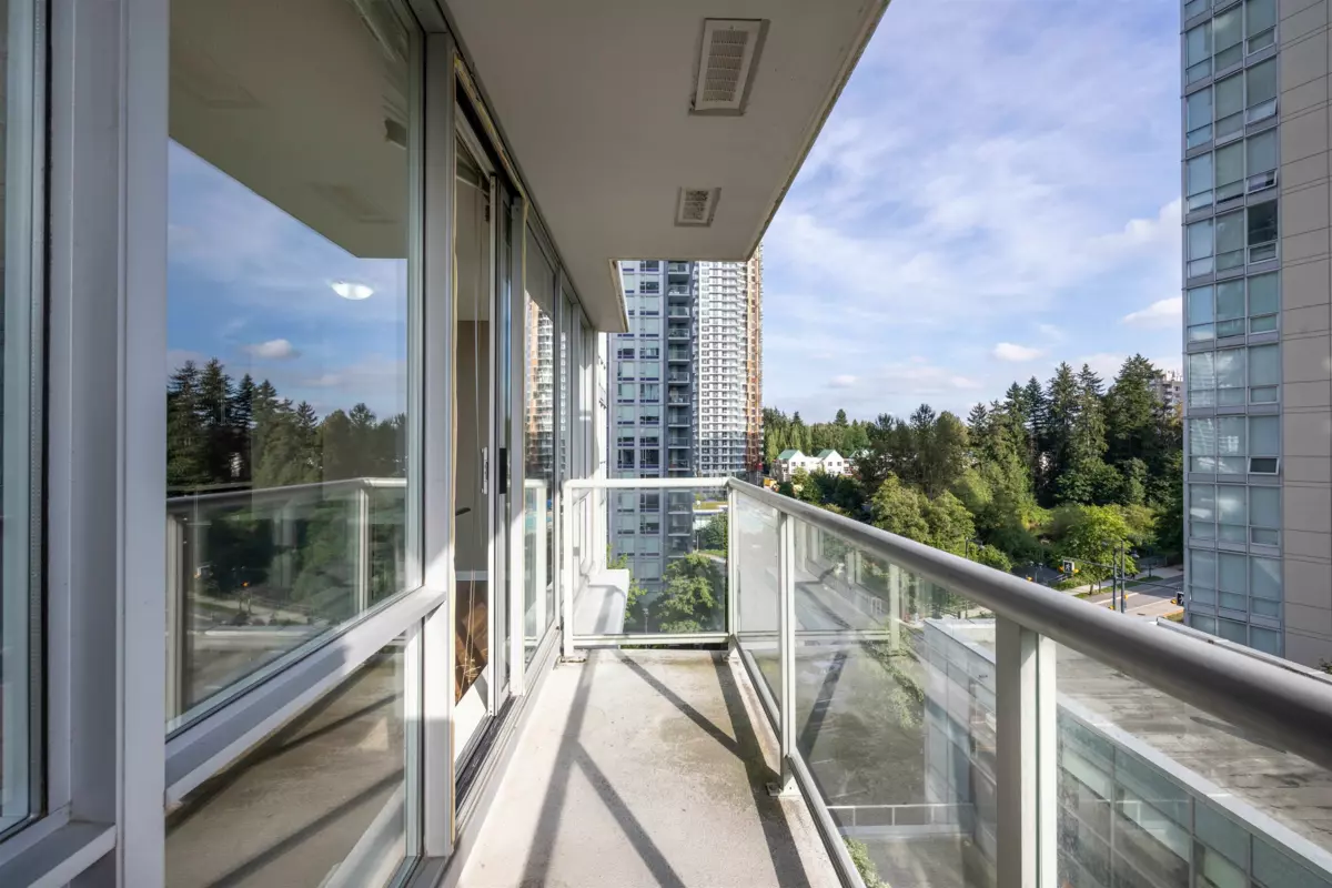 Kitchen Photo of 610 13688 100 Avenue, Surrey, BC