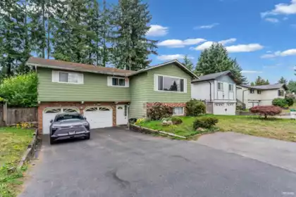Staircase Photo of 11876 82a Avenue, Delta, BC