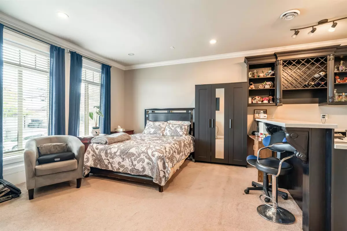 Breakfast Nook Photo of 18933 55 Avenue, Surrey, BC