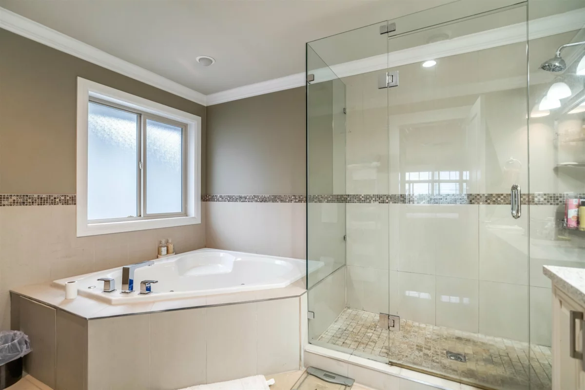 Entry Foyer Photo of 18933 55 Avenue, Surrey, BC