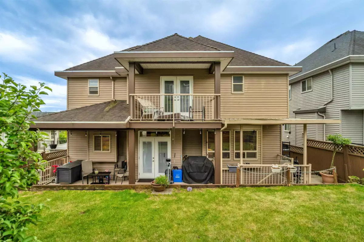 Front Yard Photo of 18933 55 Avenue, Surrey, BC