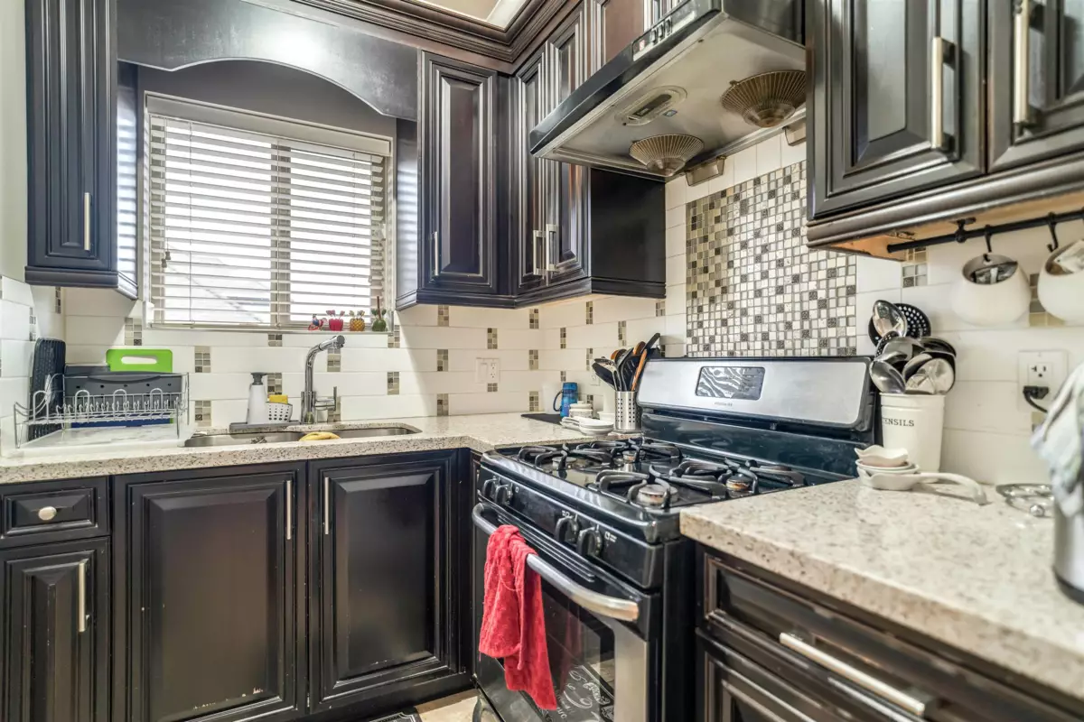 Guest Bathroom Photo of 18933 55 Avenue, Surrey, BC