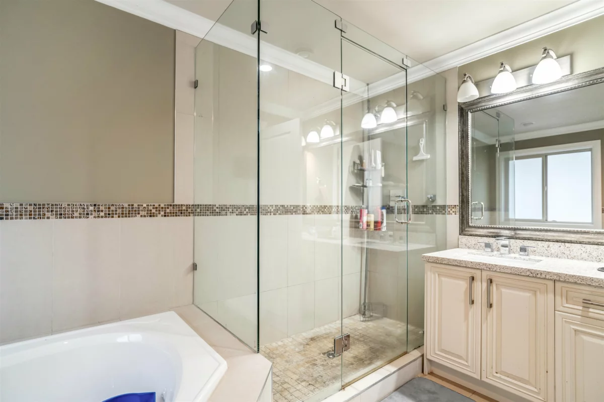 Hallway Photo of 18933 55 Avenue, Surrey, BC