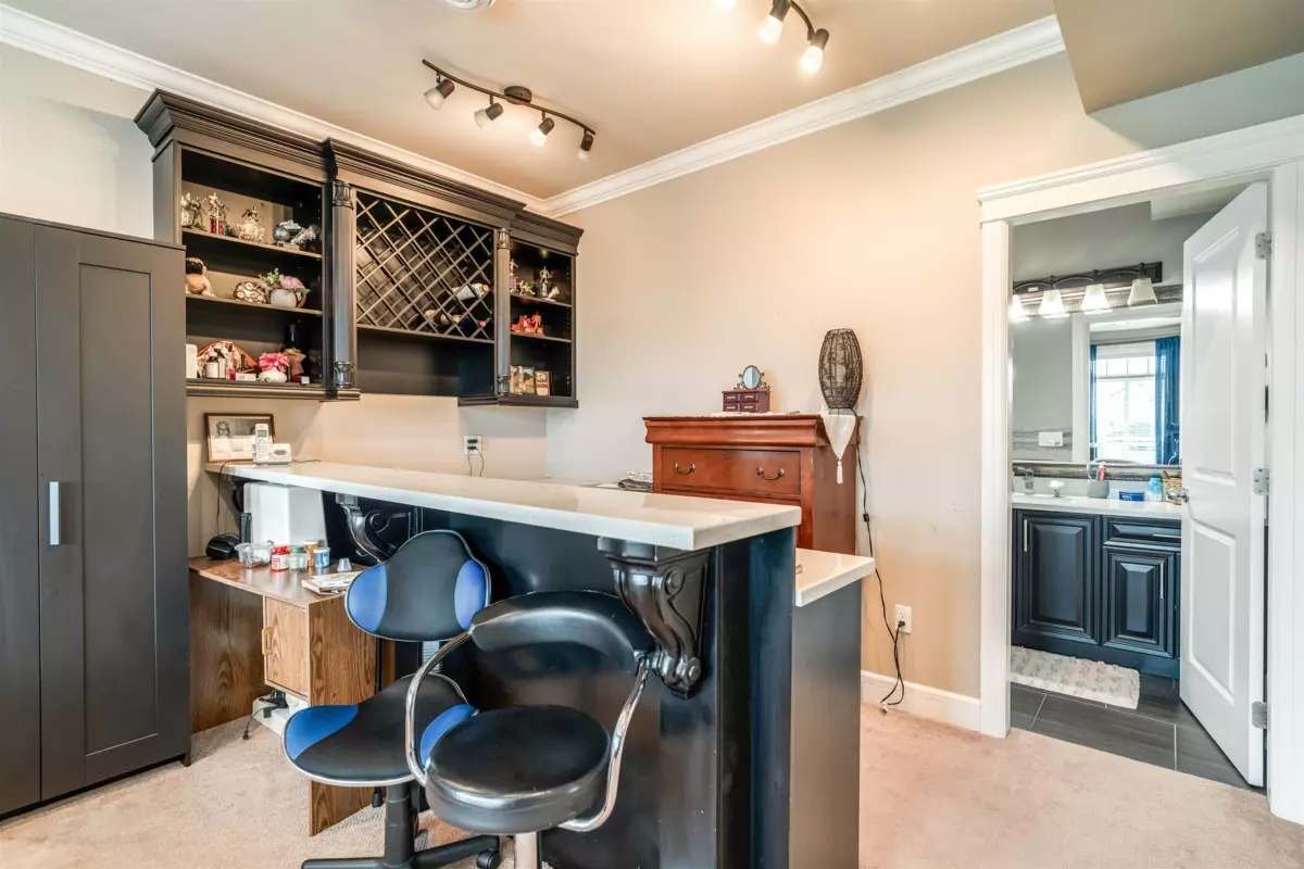 Kitchen Island Photo of 18933 55 Avenue, Surrey, BC