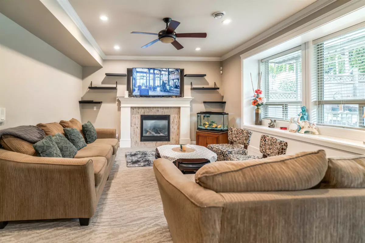 Primary Bathroom Photo of 18933 55 Avenue, Surrey, BC