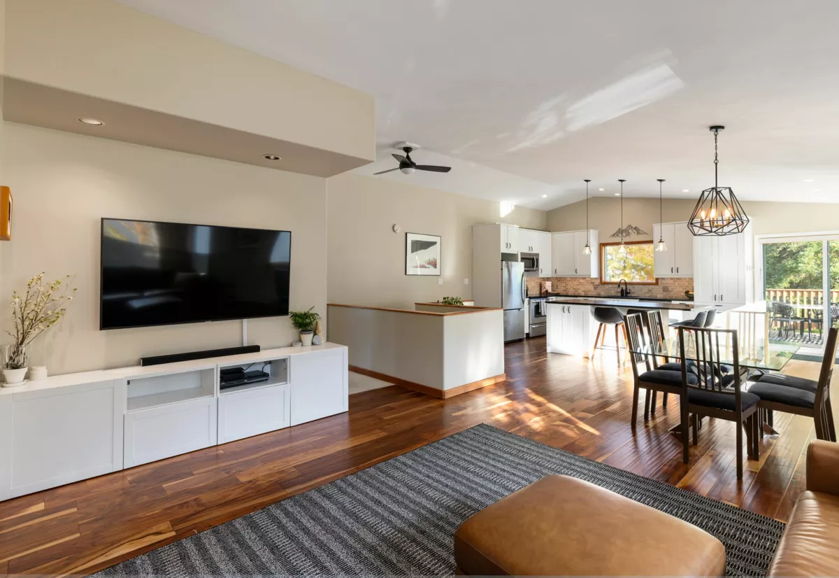 Dining Area Photo of 7386 Laurel Street, Pemberton, BC
