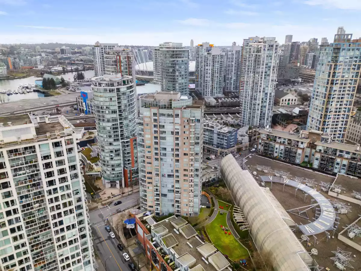 Front Yard Photo of 1501 63 Keefer Place, Vancouver, BC