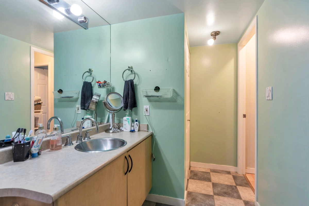 Powder Room Photo of 1501 63 Keefer Place, Vancouver, BC